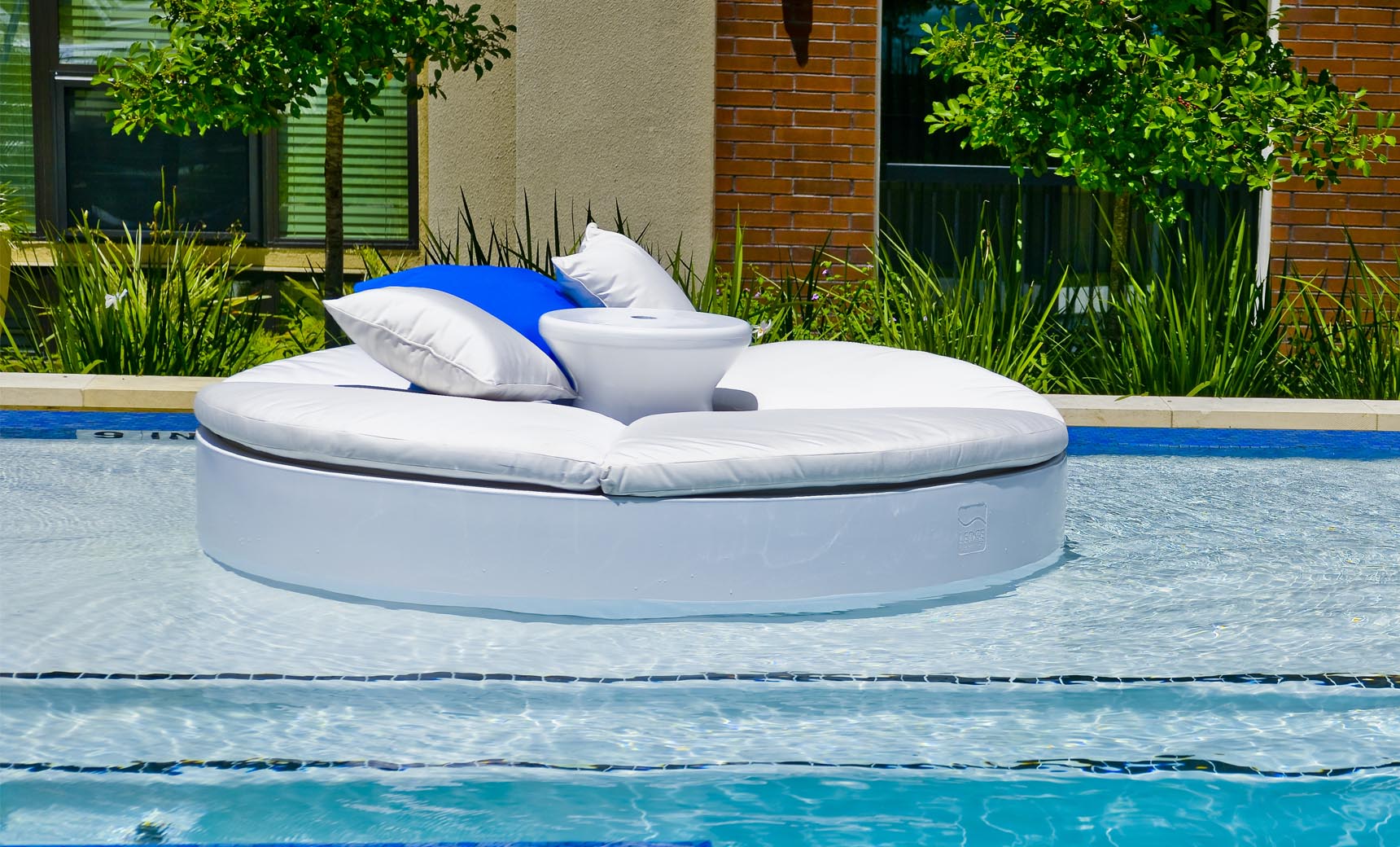 Ledge Lounger Signature Round Sunbed