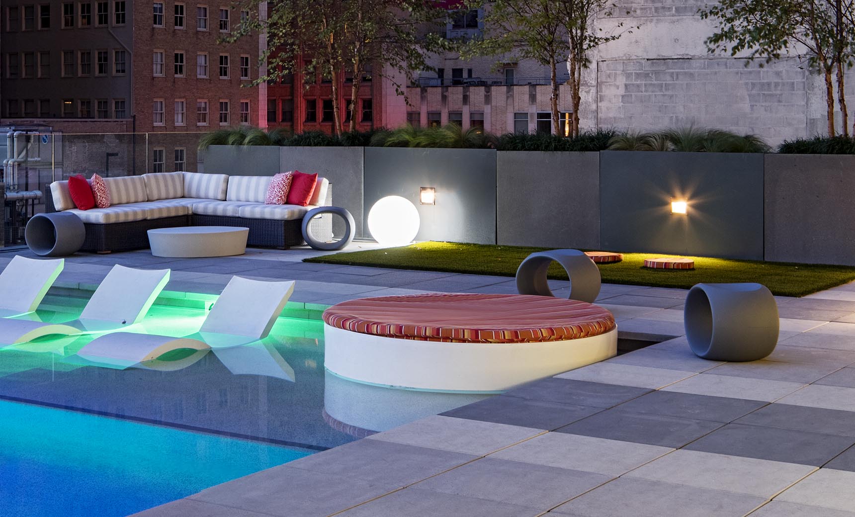 Ledge Lounger Signature Round Sunbed