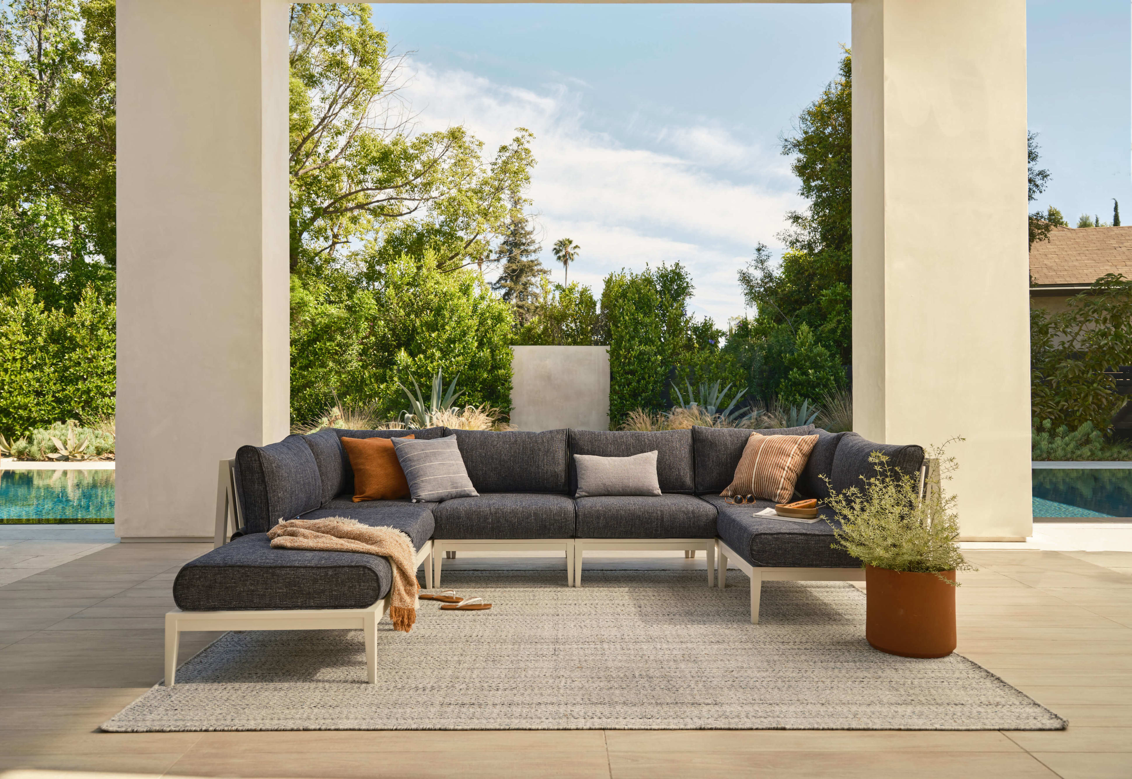 Aluminum Outdoor U Sectional - 6 Seat By Outer